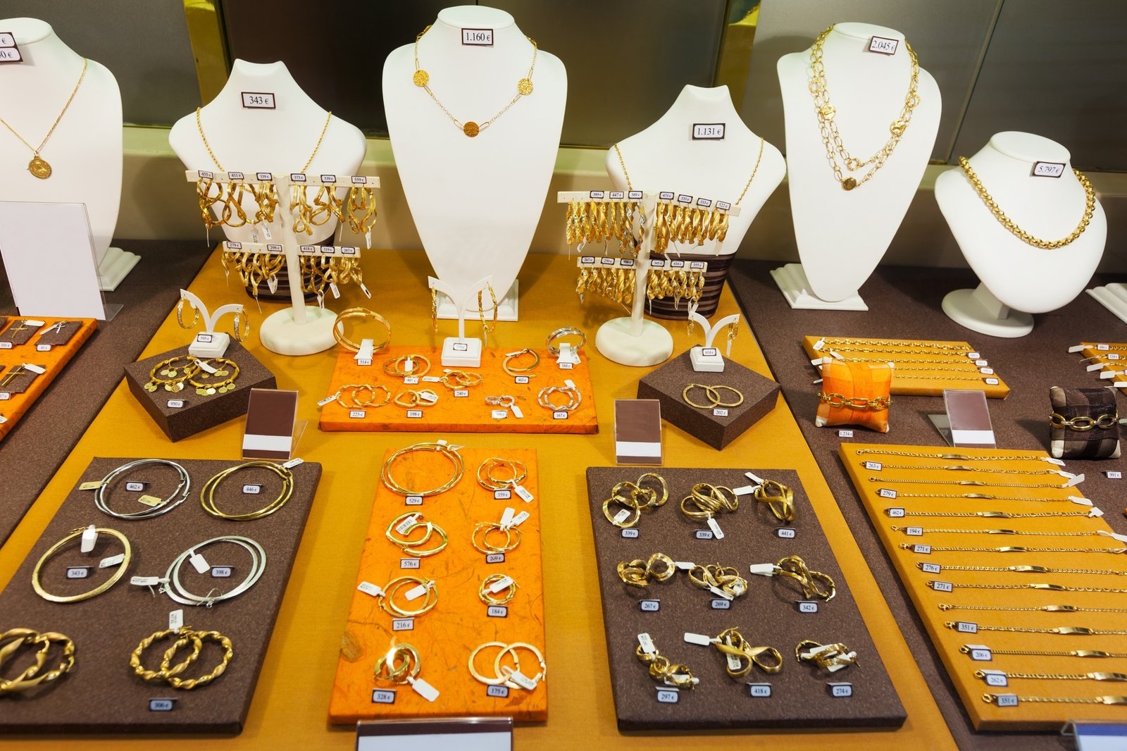 Read more about the article Must-Have Jewelry Pieces to Elevate Your Look Year-Round