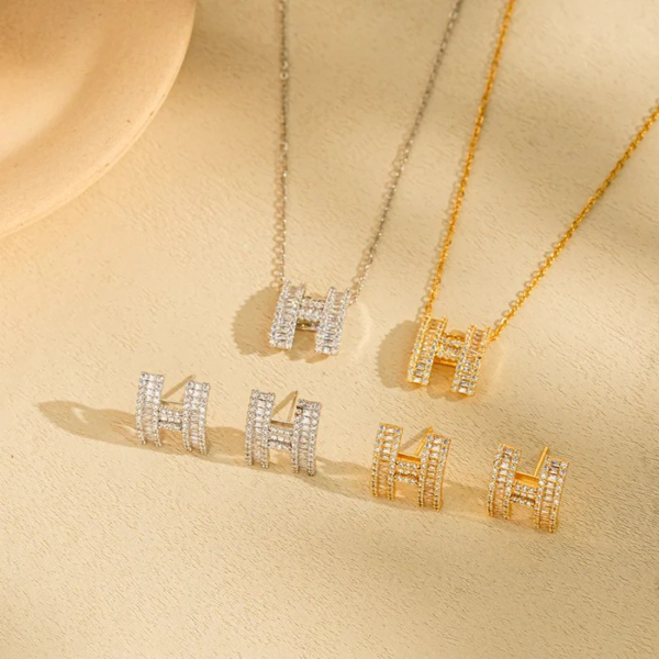 Moderate Luxury Quadrilateral Geometric Heart Titanium Steel 18K Gold Plated Necklace