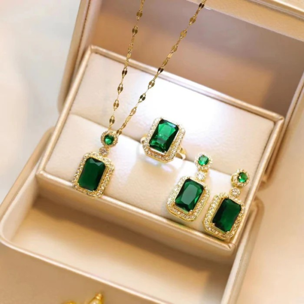Moderate Luxury Quadrilateral Geometric Heart Titanium Steel 18K Gold Plated Necklaces